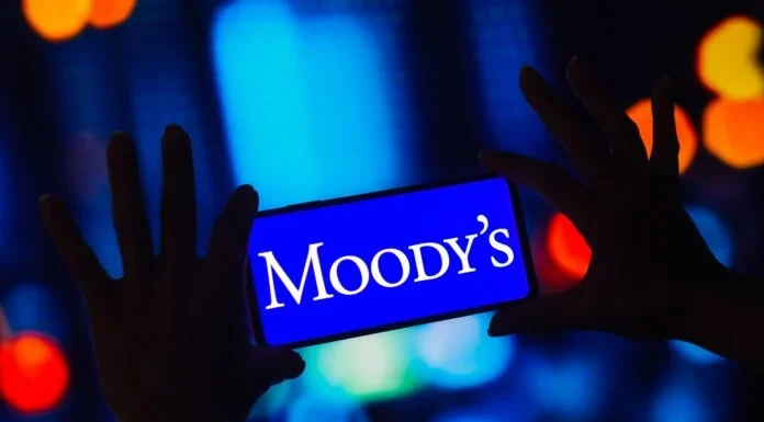 Moody’s: Αναβάθμισε τις προοπτικές των Alpha Bank και Τράπεζα Πειραιώς
