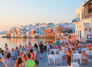 Τουρισμός: Άλμα 10,6% στις αφίξεις και 9,5% στις εισπράξεις τον Απρίλιο